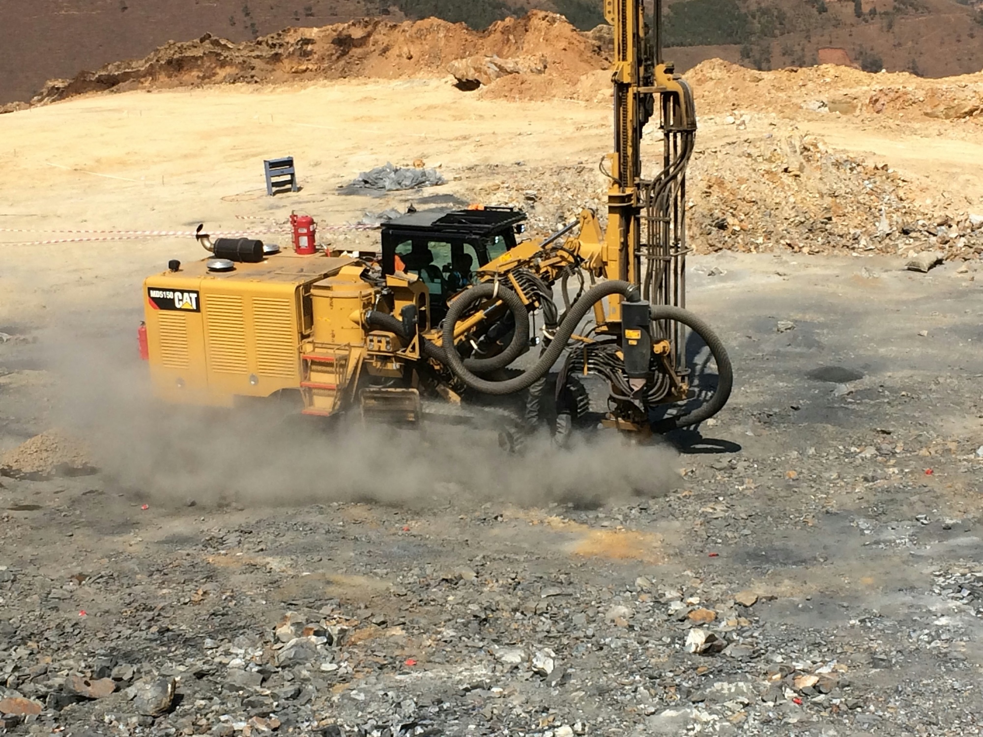 Conducteur en formation CACES R482 catégorie B2 aux commandes d'une foreuse de fondation sur chantier de micropieux