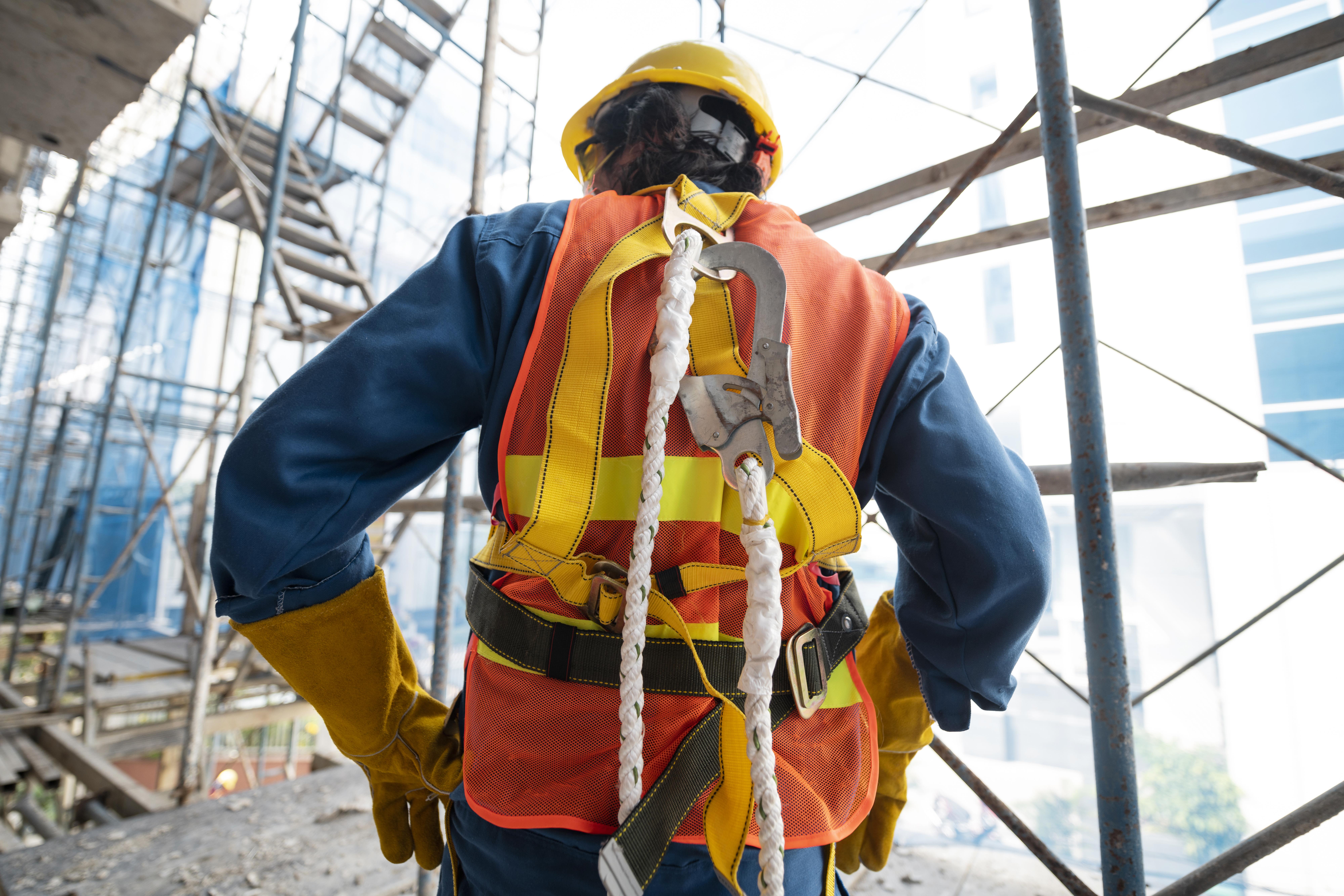Photo — Opérateur en harnais sur structure