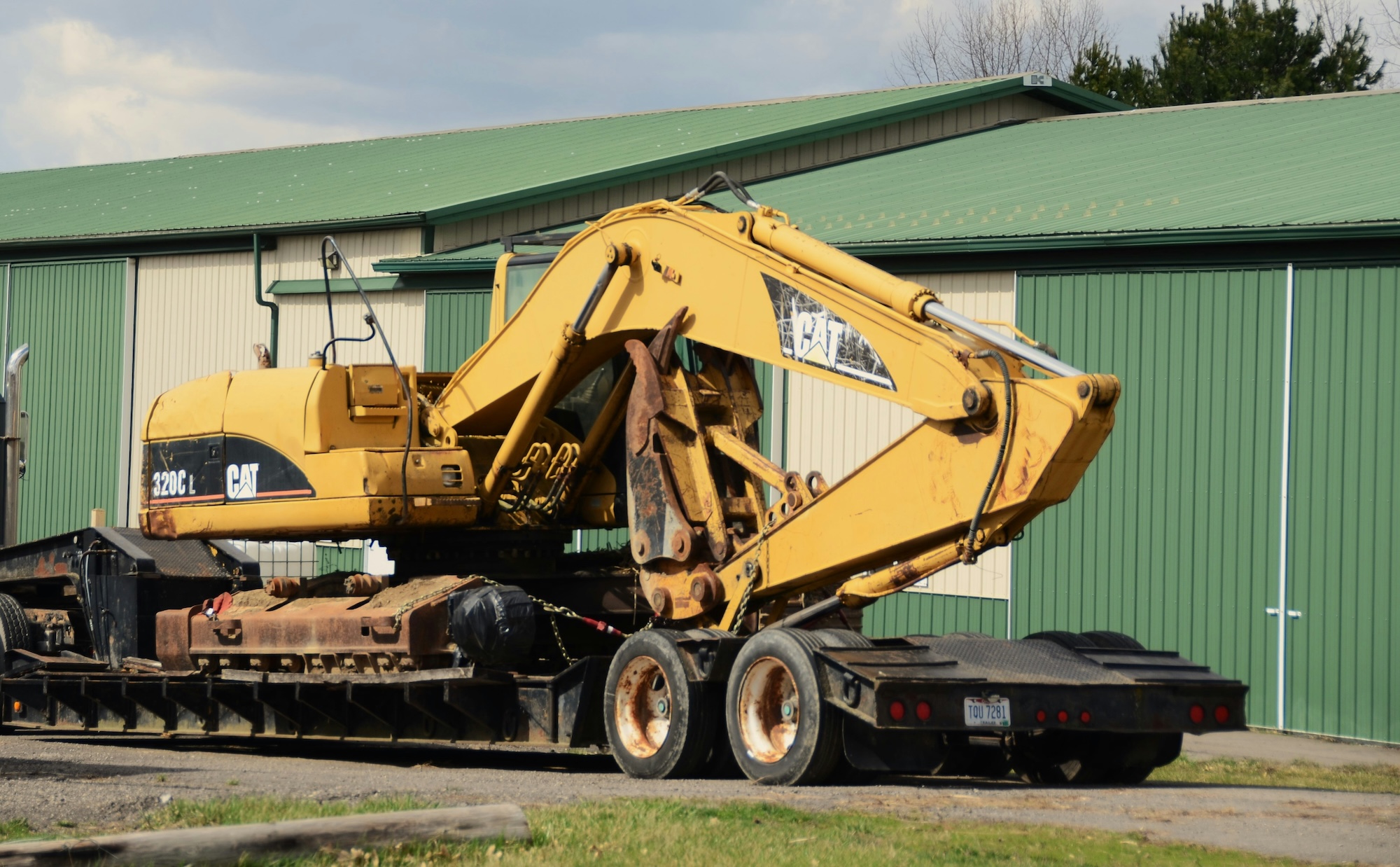 Formation CACES R482 catégorie G — chargement d'un engin de chantier sur porte-engin semi-remorque surbaissée par le chauffeur, opération de transfert hors-production